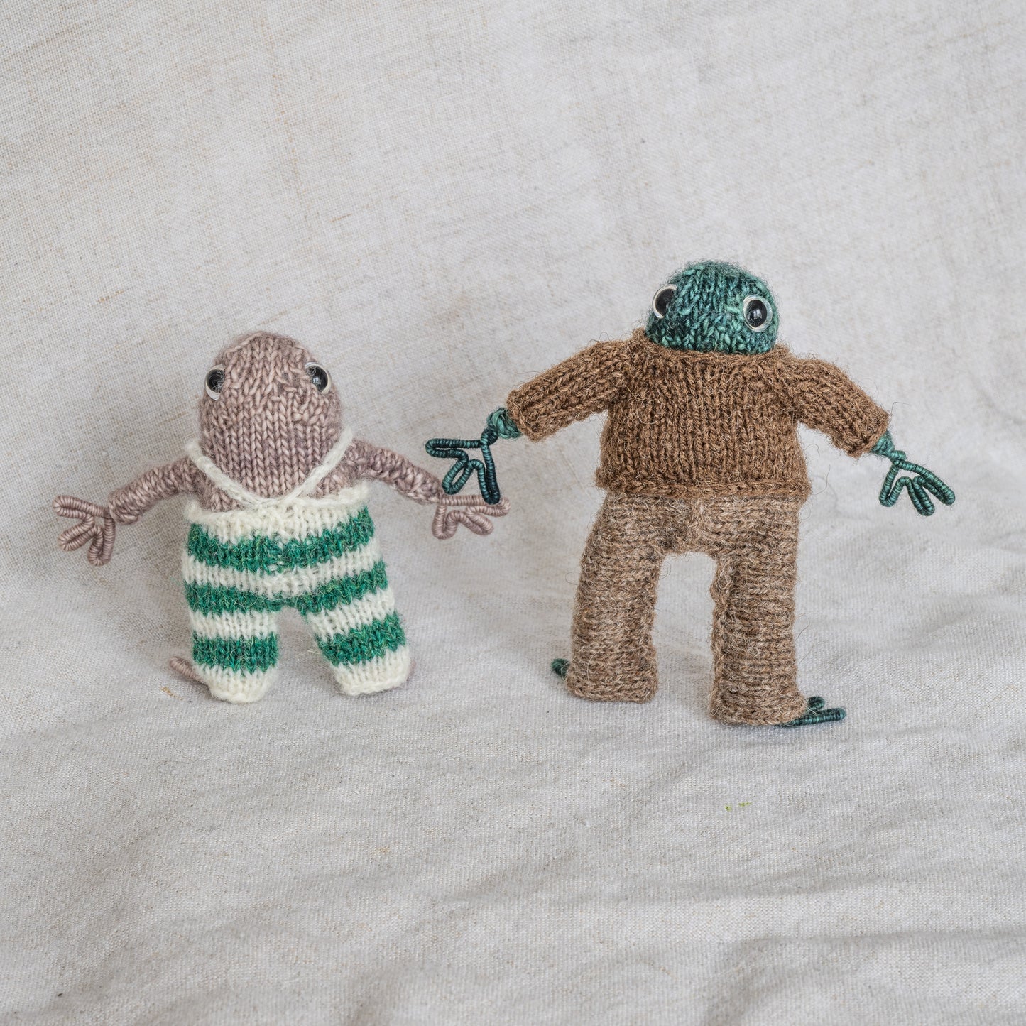 Hand-Knitted Frog and Toad Dolls - Adorable Companions for Storytime Adventures