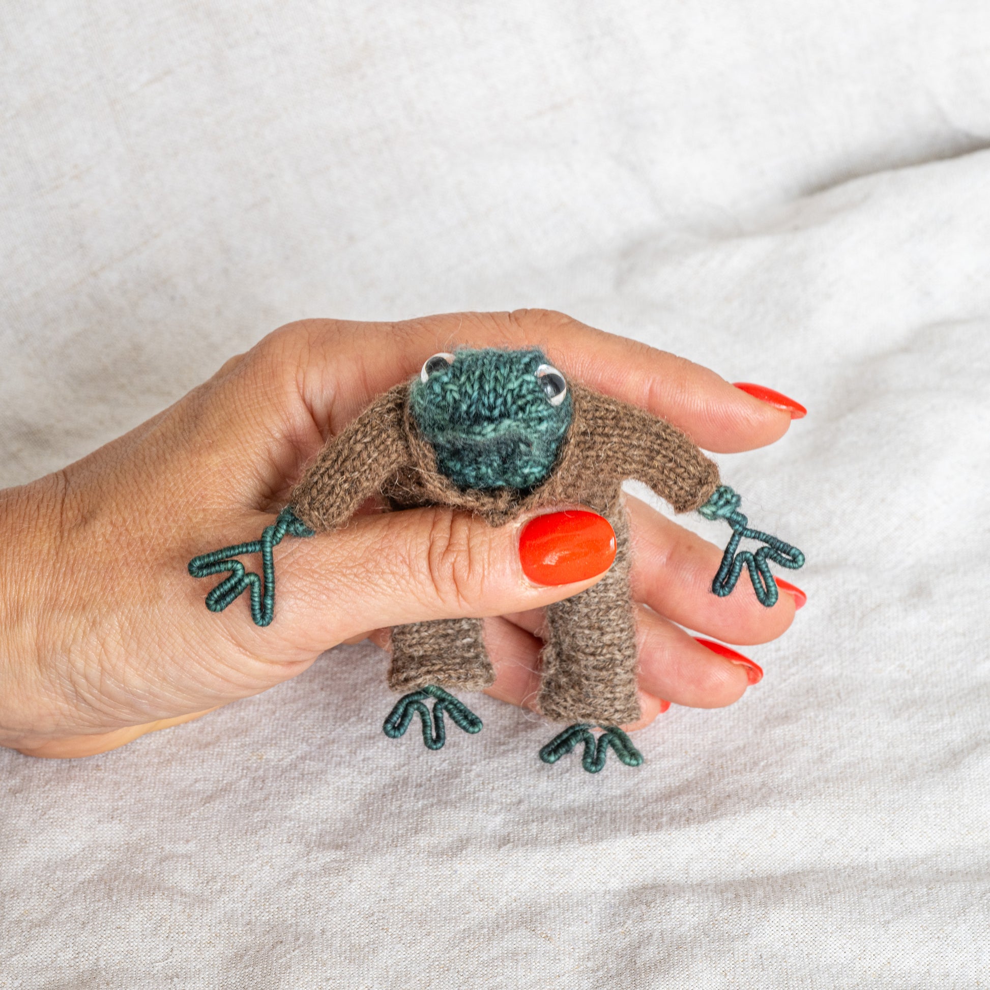 Hand-Knitted Frog and Toad Dolls - Adorable Companions for Storytime Adventures