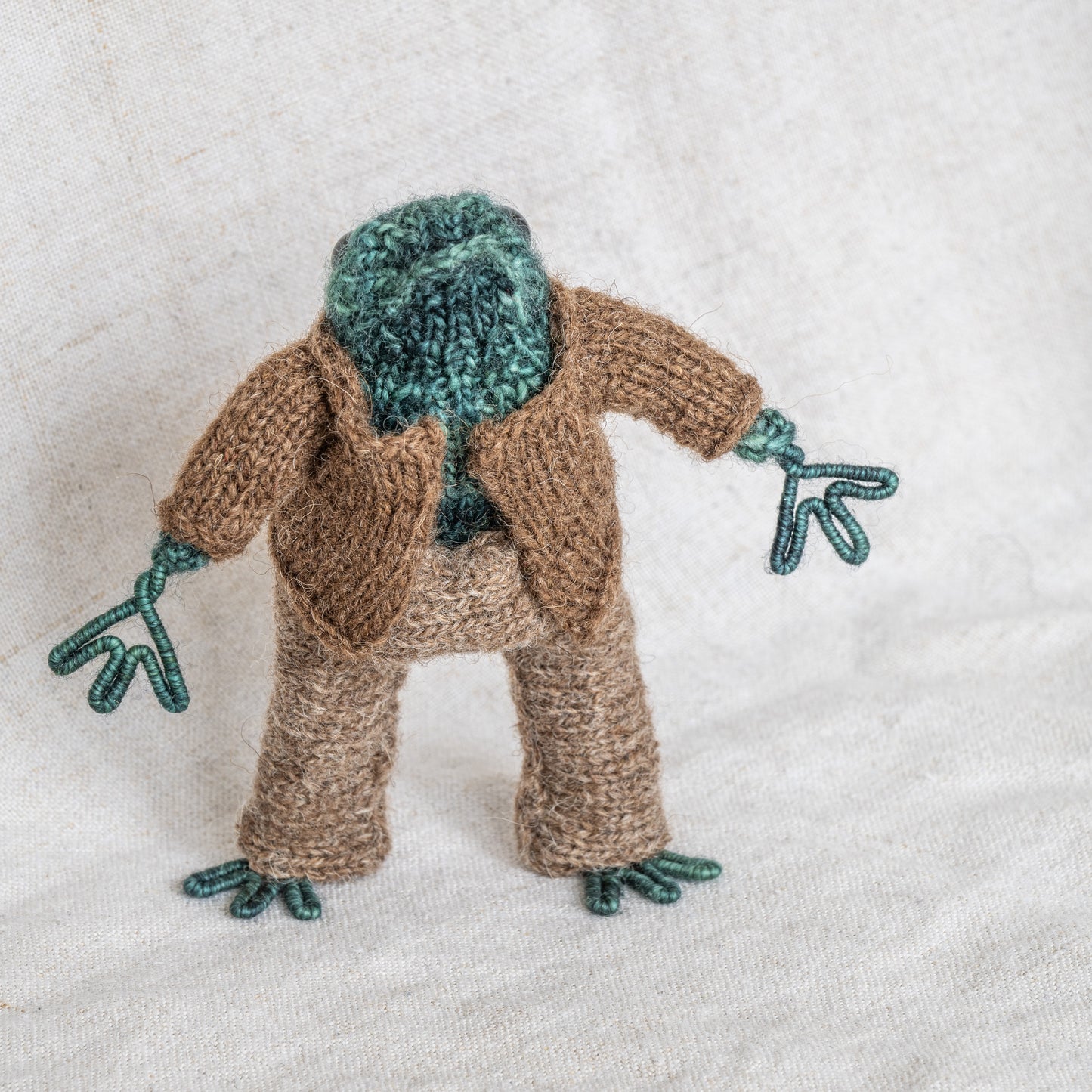 Hand-Knitted Frog and Toad Dolls - Adorable Companions for Storytime Adventures