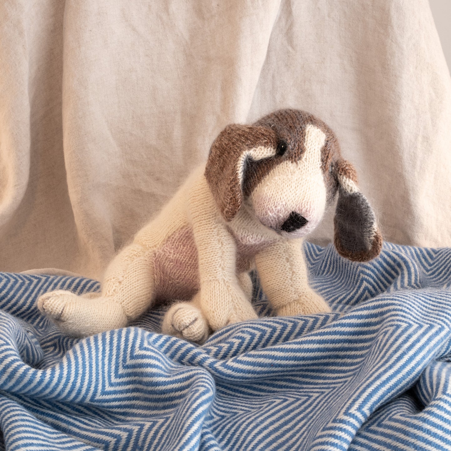 Beagle Puppy - Hand Knitted in silk and alpaca yarn