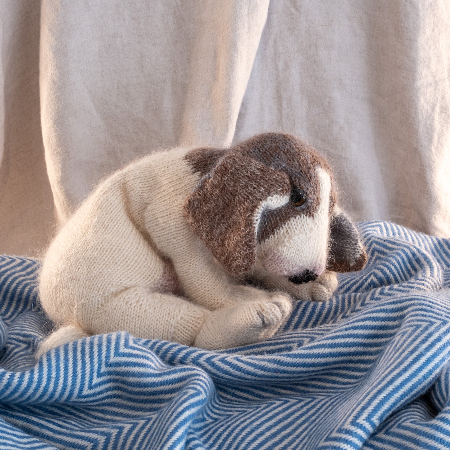 Beagle Puppy - Hand Knitted in silk and alpaca yarn