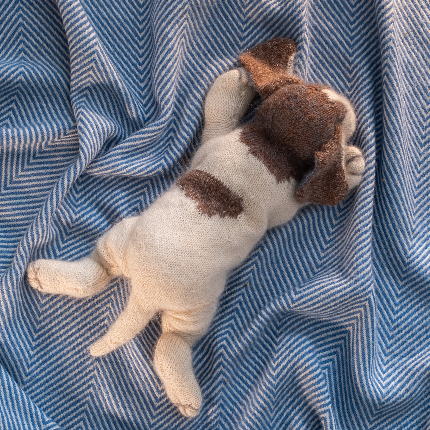 Beagle Puppy - Hand Knitted in silk and alpaca yarn