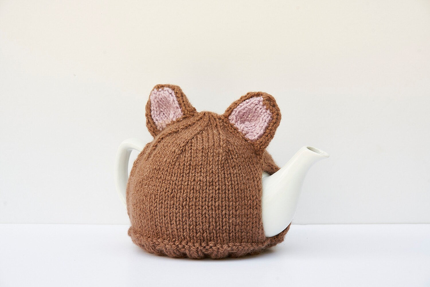 Knitted brown bear tea cosy with pom pom tail. Washable fits 1 litre teapot.