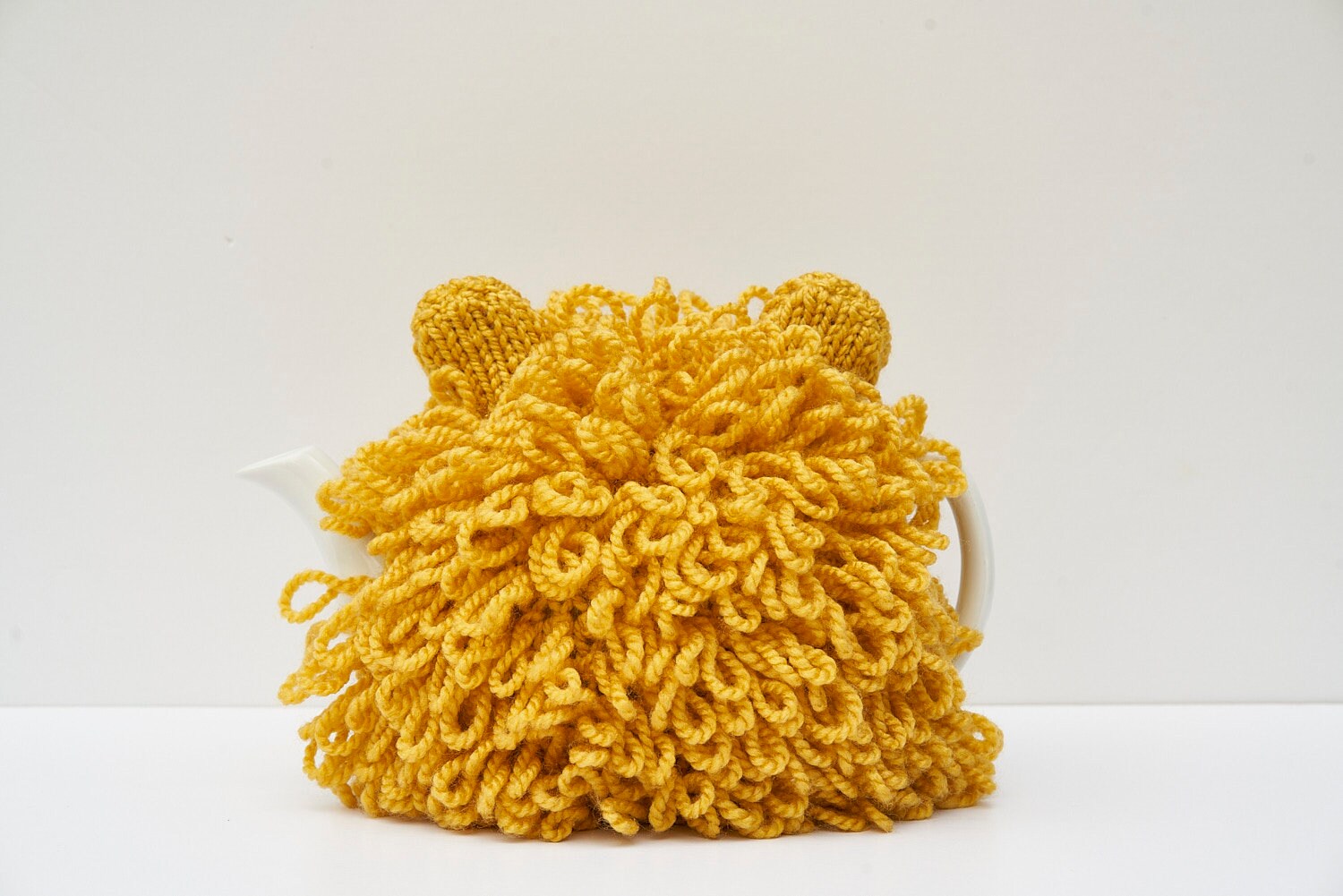 Lion tea cosy with loopy shaggy hand knitted mane for 6 cup tea pot