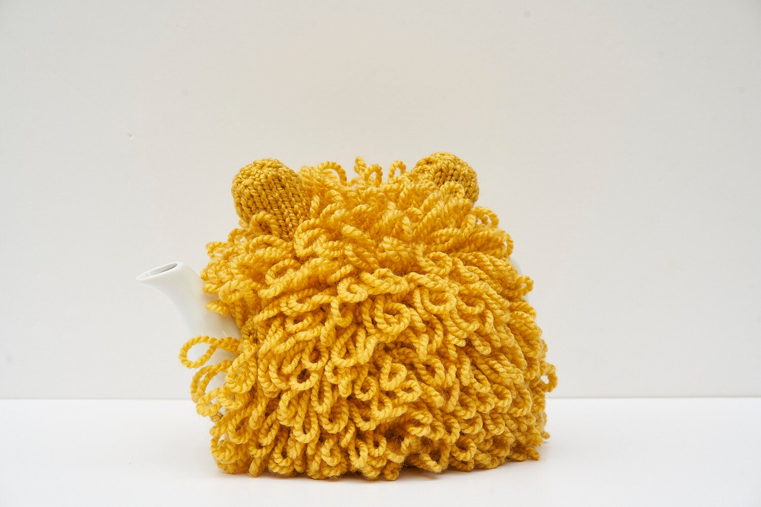 Lion tea cosy with loopy shaggy hand knitted mane for 6 cup tea pot